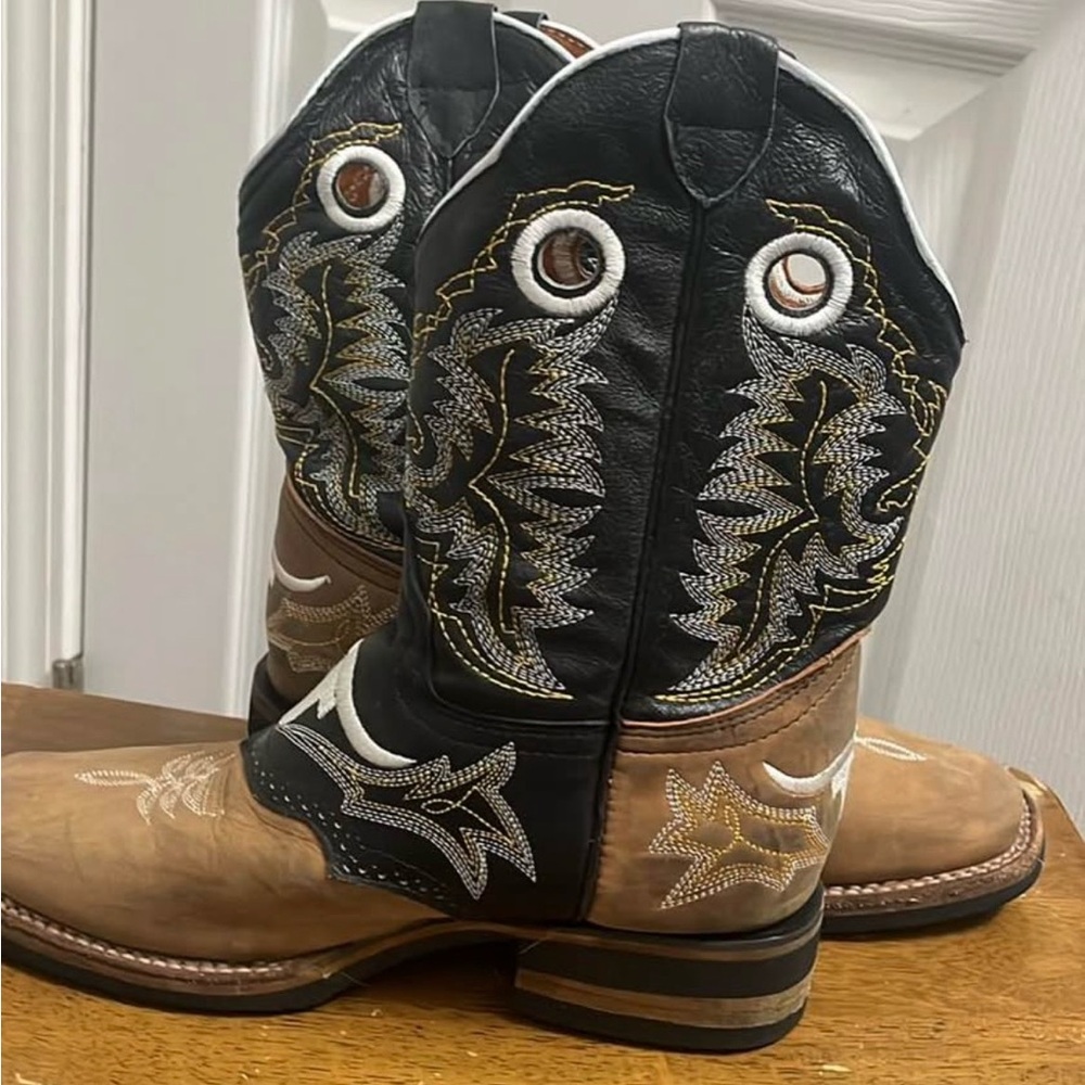 Embroidered Black And Tan Western Boots - image 1